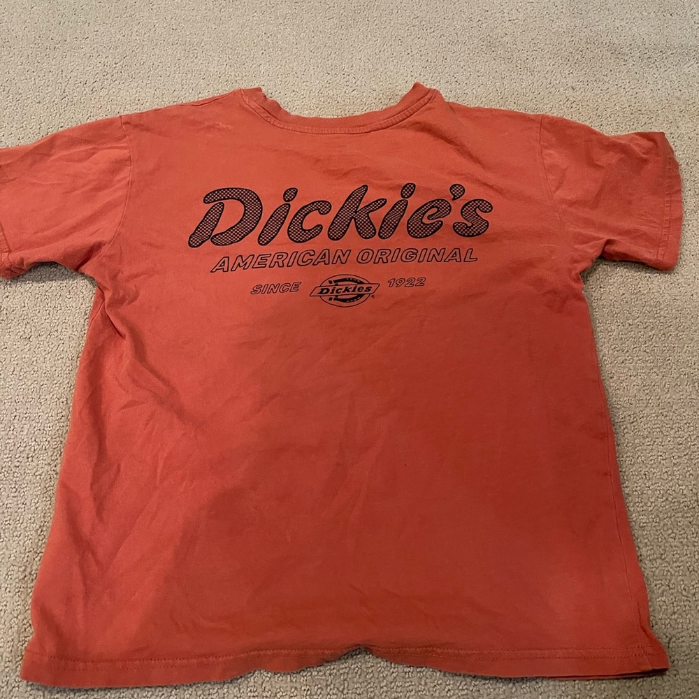 Cropped Dickies rust-colored shirt